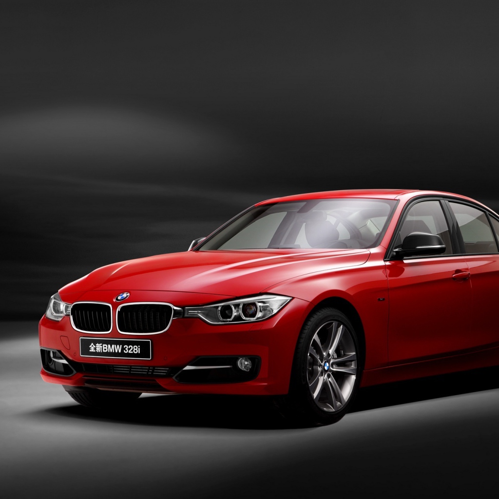 Красный автомобиль BMW 3 Series на сером фоне