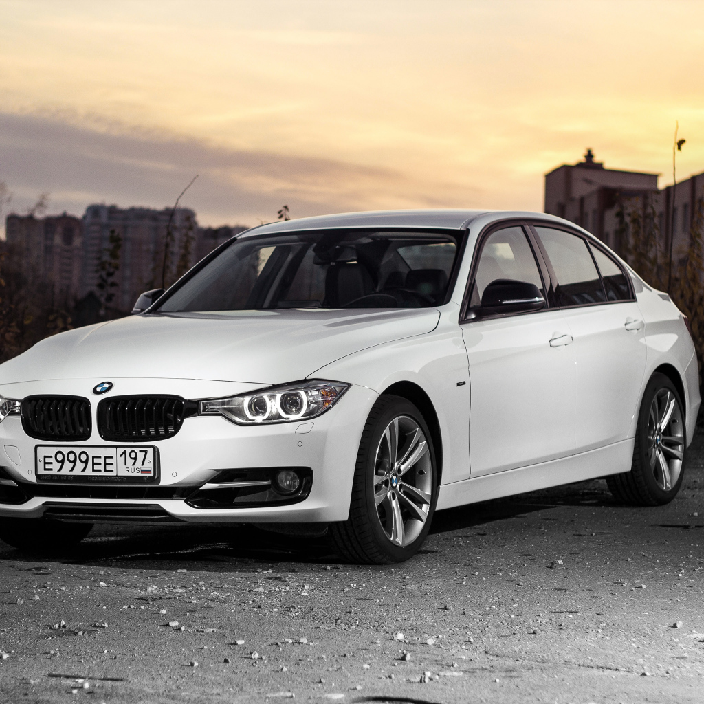 Белый стильный автомобиль BMW 3 Series