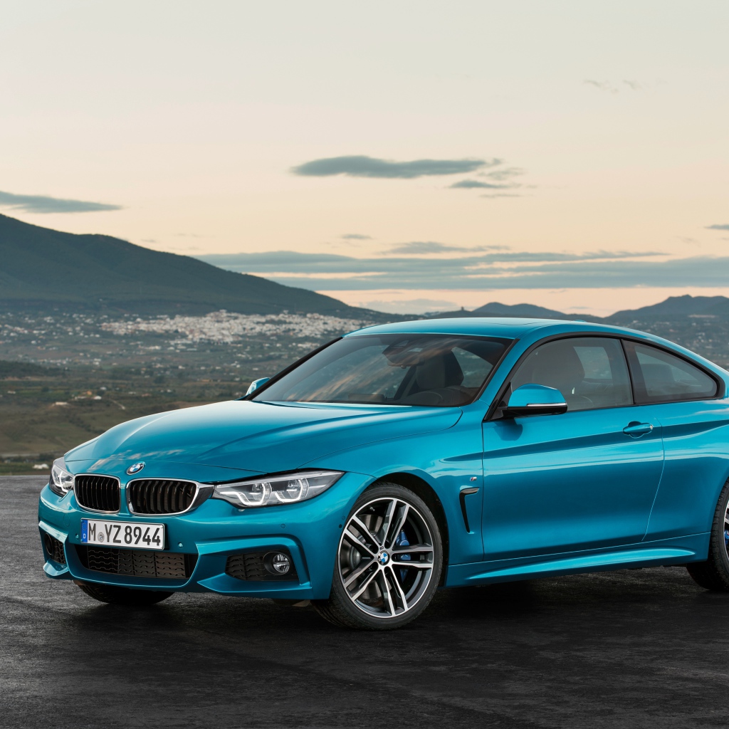 Синий автомобиль  BMW 4 Series на фоне горизонта