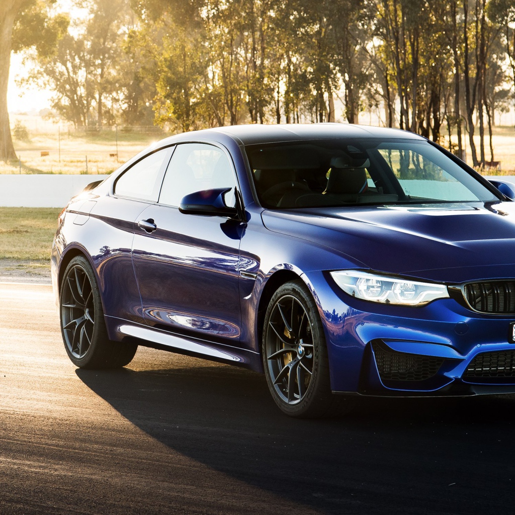 Синий автомобиль  BMW M4 CS, 2018