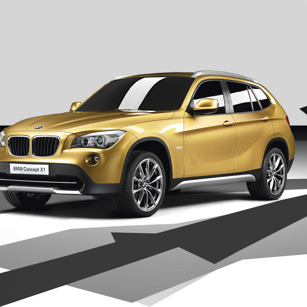 Внедорожник BMW X1 песочного цвета