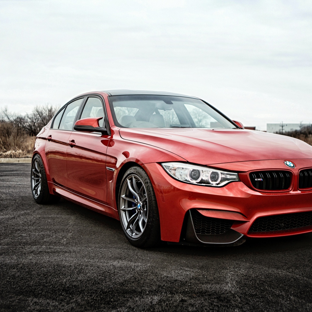 Красный немецкий автомобиль BMW F80