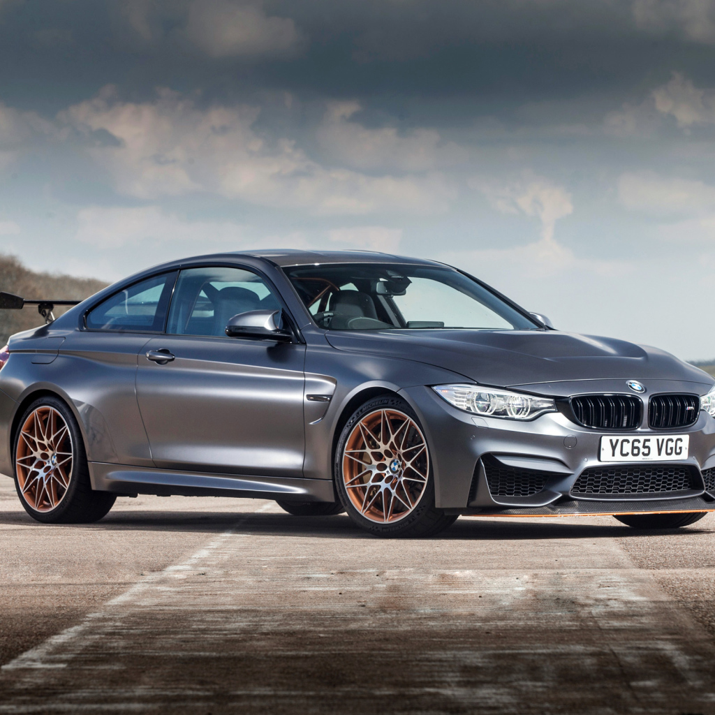 Серебристый стильный автомобиль BMW M4