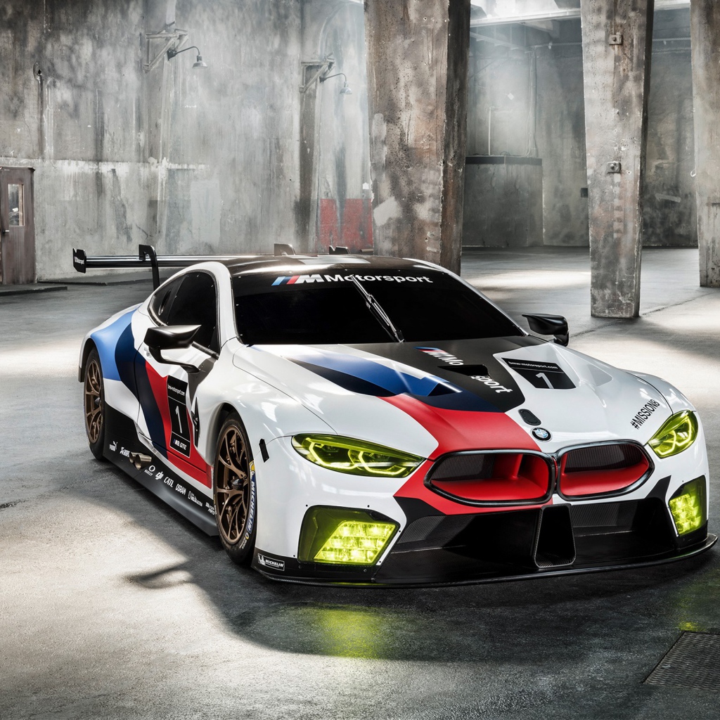 Спортивный автомобиль BMW M8, 2018