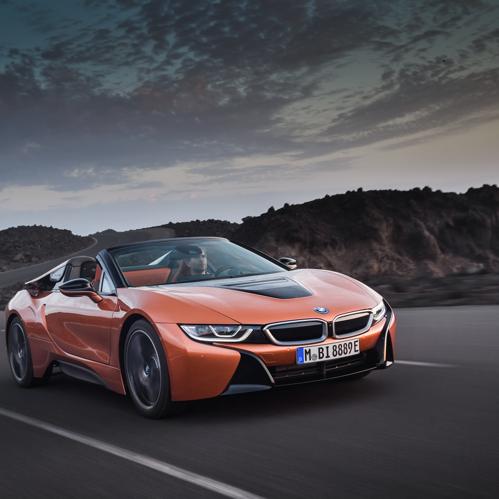 Спортивный автомобиль BMW i8 Roadster, 2018 на трассе