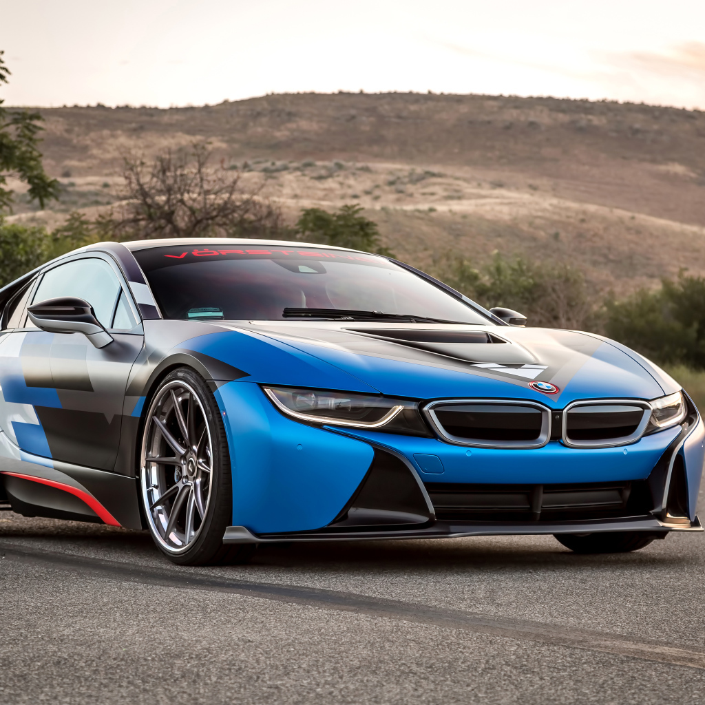 Спортивный синий автомобиль BMW i8 на дороге