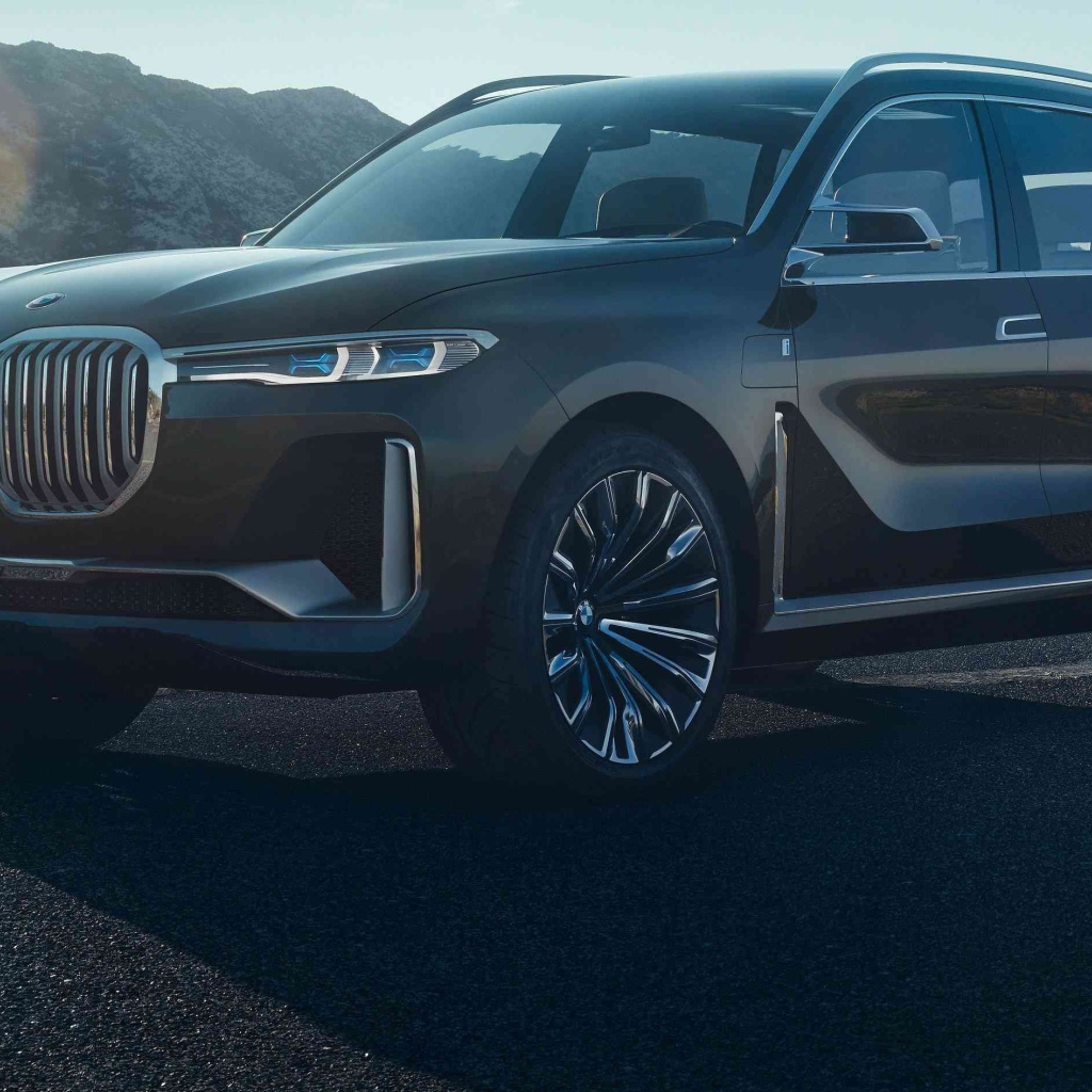Стильный черный внедорожник BMW X7, 2018