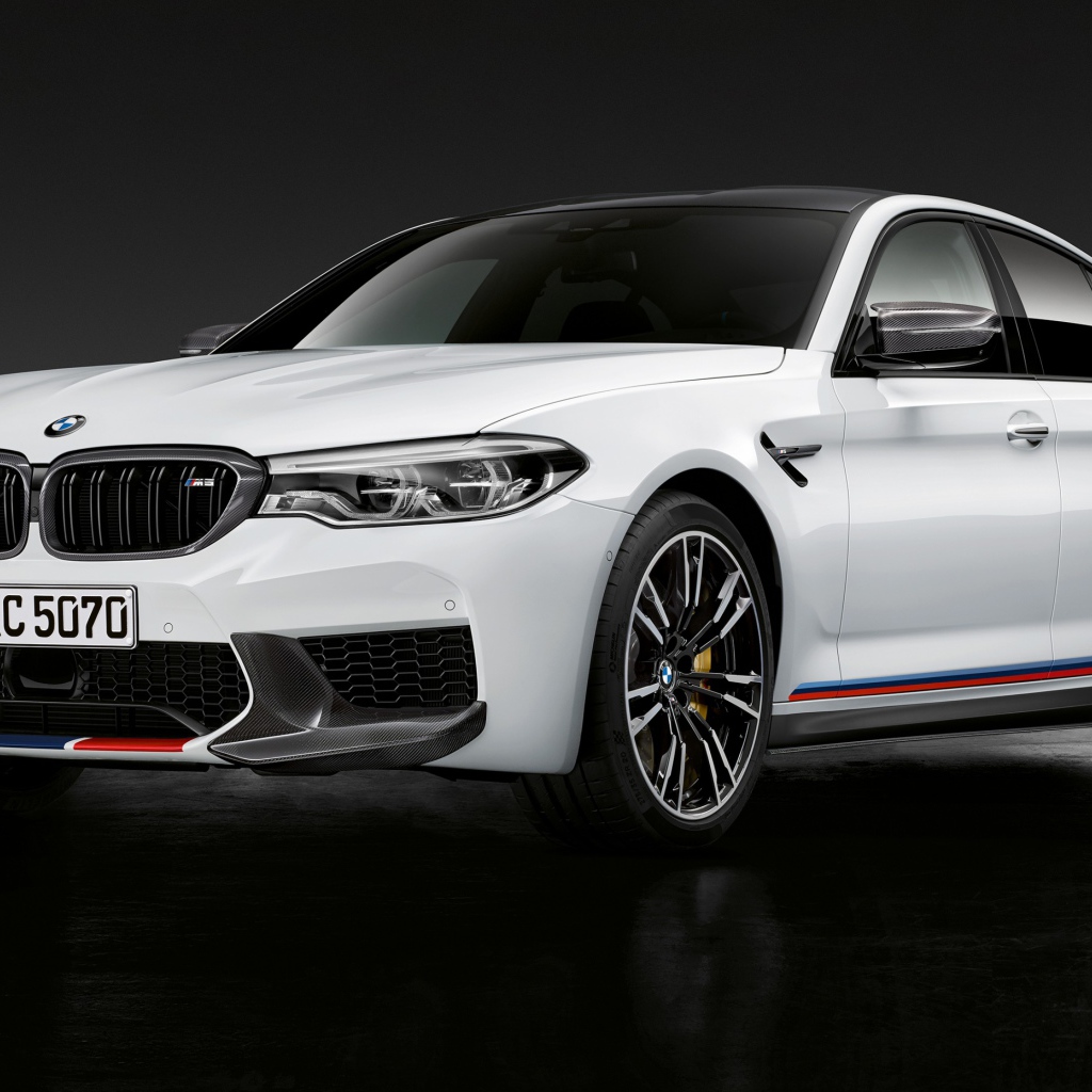 Белый автомобиль BMW M5 M Performance Parts, 2018