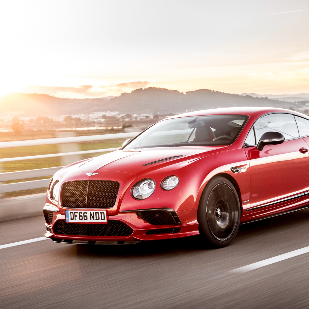Красный автомобиль  Bentley Continental Supersports на трассе 