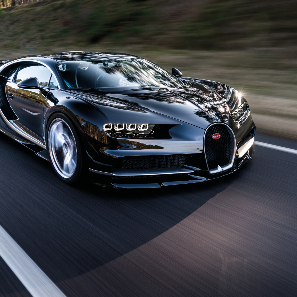Черный быстрый автомобиль Bugatti Chiron на трассе