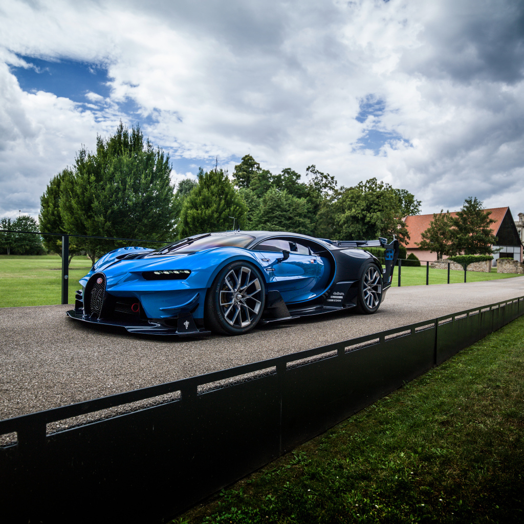 Синий спортивный автомобиль  Bugatti Chiron 