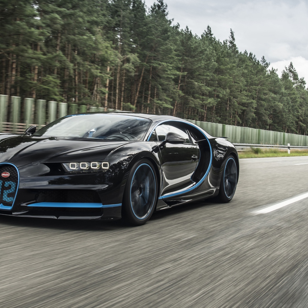 Спортивный автомобиль Bugatti Chiron на скорости