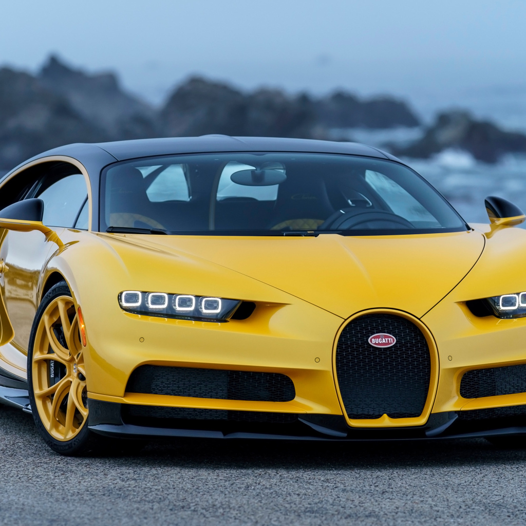 Желтый спортивный автомобиль Bugatti Chiron, 2018