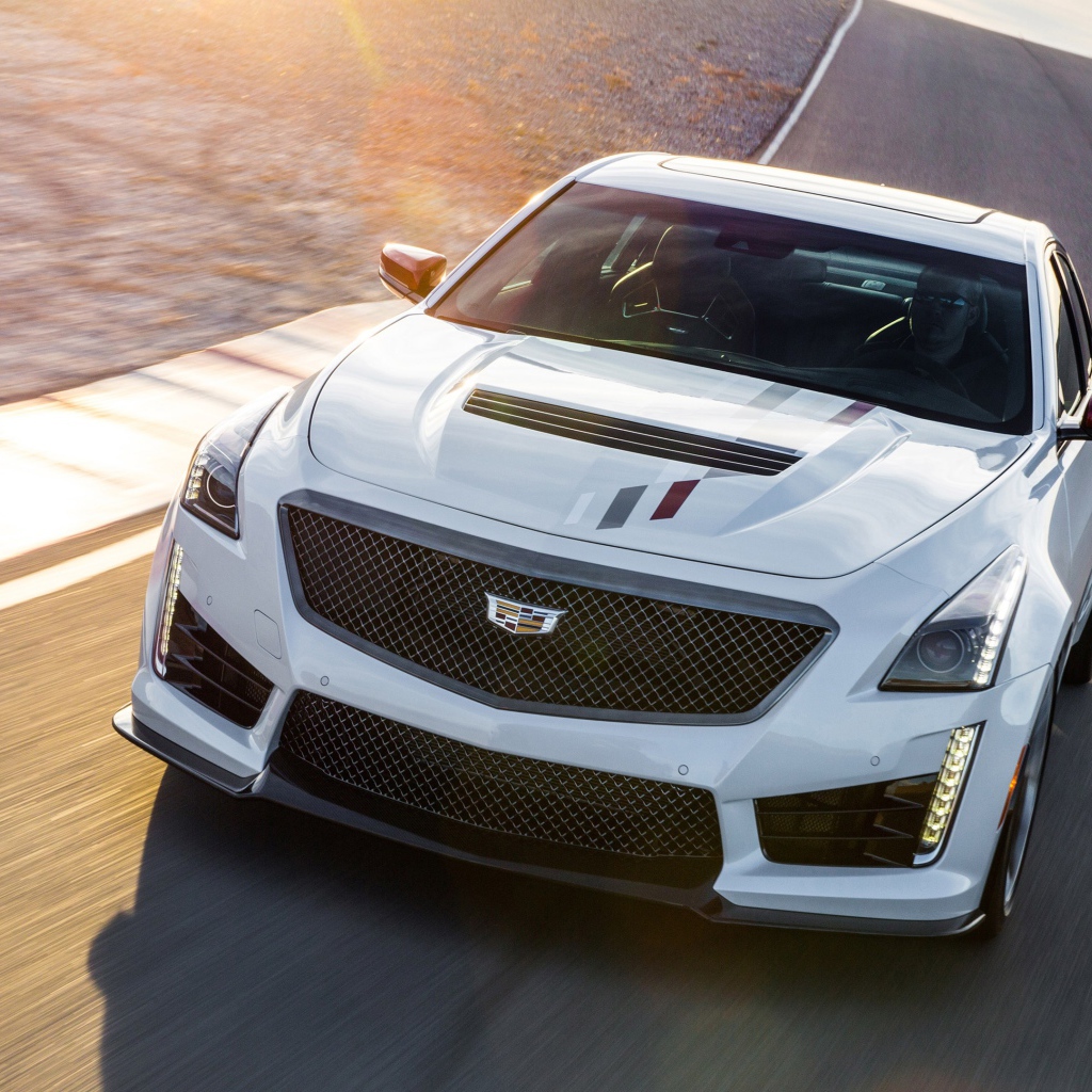 Белый автомобиль Cadillac CTS V, 2018