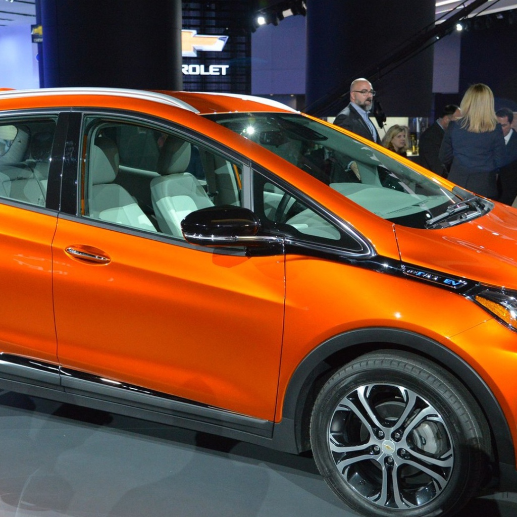 Оранжевый Chevrolet Bolt EV модель  2017 года 