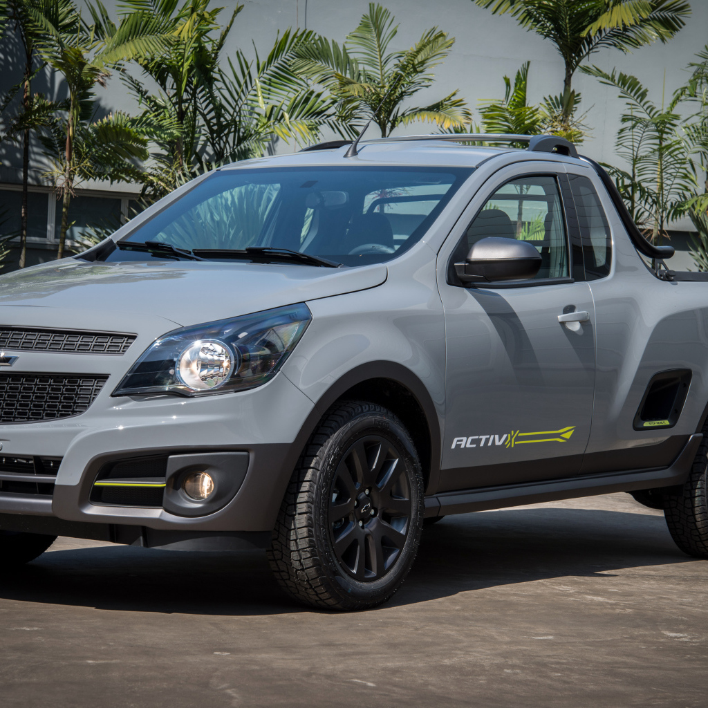 Серебристый пикап Chevrolet  Montana