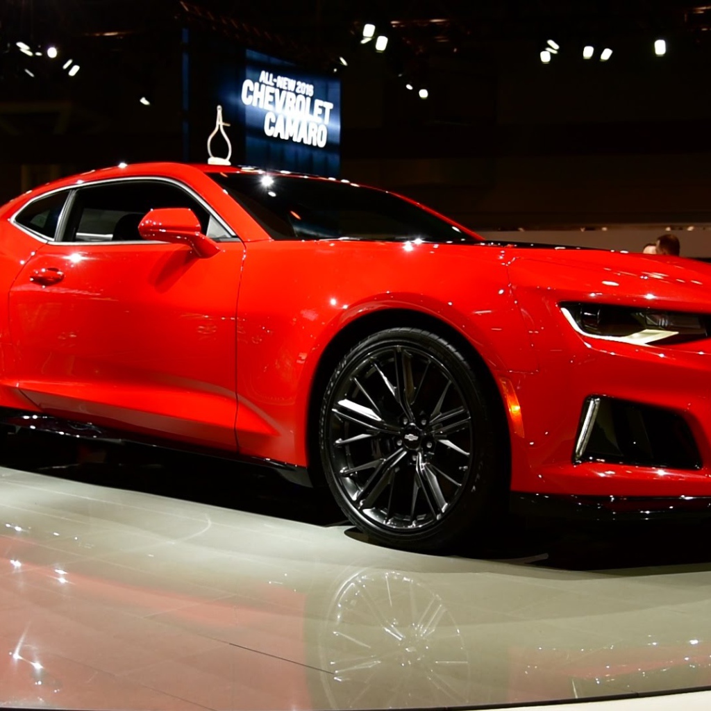 Красный Chevrolet Camaro ZL1 спорт-купе 2017 года  
