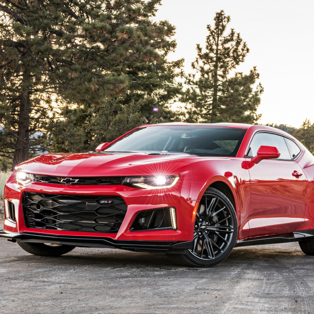 Красный автомобиль Chevrolet Camaro ZL1 на фоне леса 