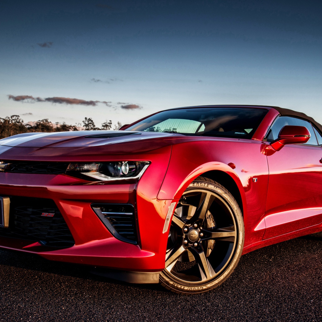 Красный стильный автомобиль Chevrolet Camaro