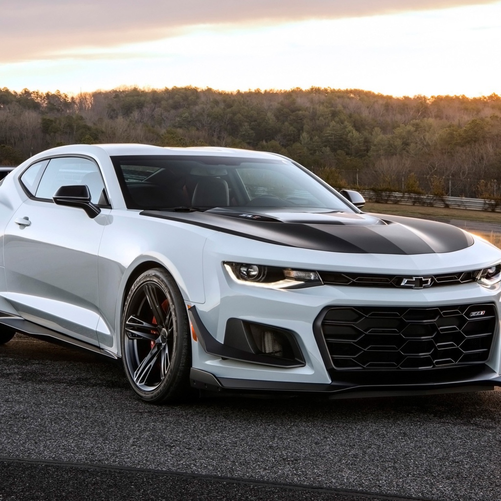 Белый автомобиль  Chevrolet Camaro ZL1 1LE, 2018 на фоне заката
