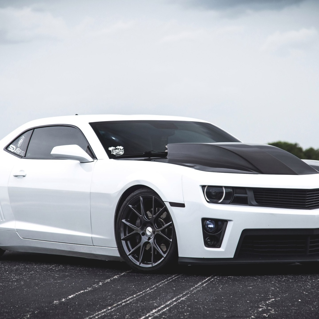 Белый спортивный автомобиль Chevrolet Camaro SS 