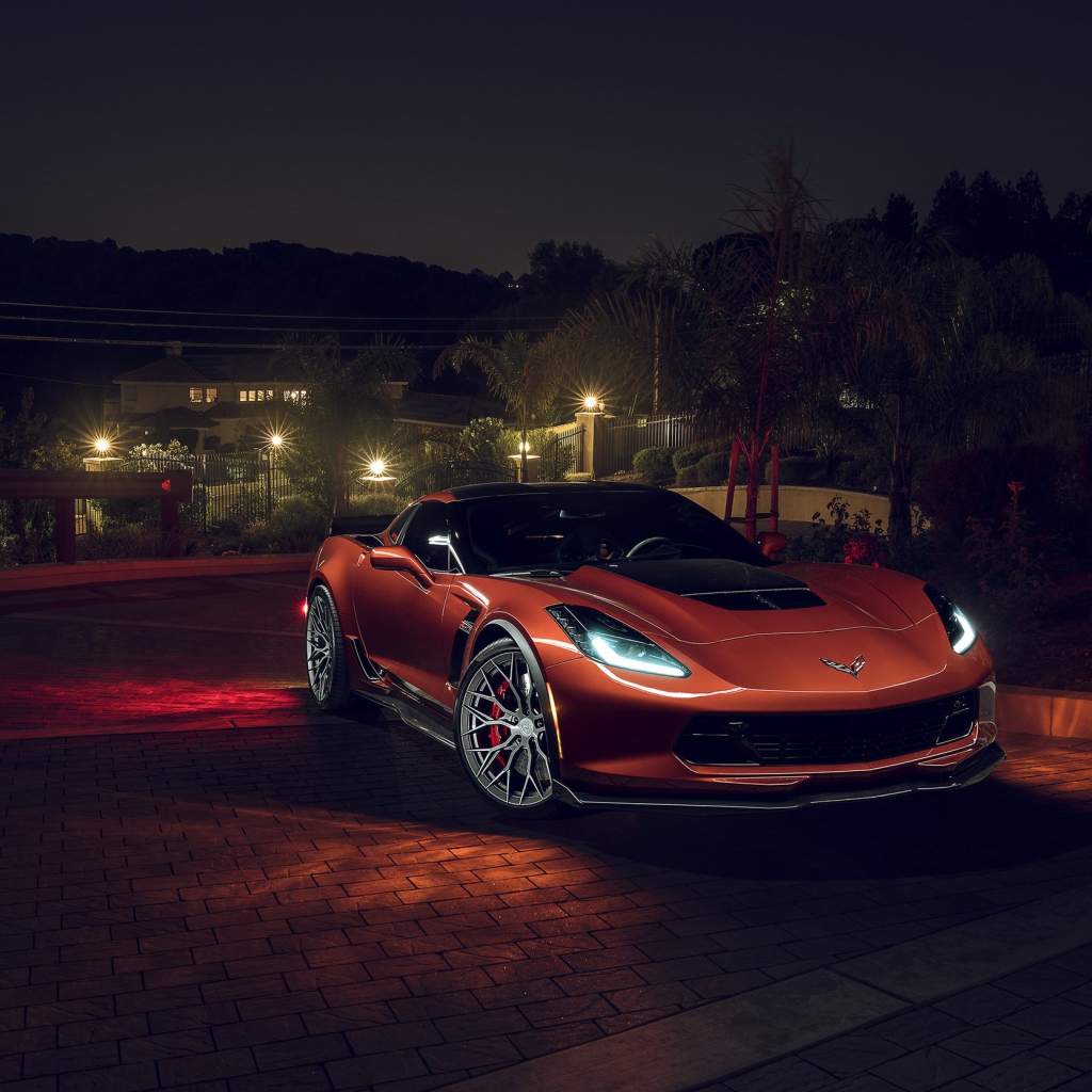 Оранжевый автомобиль Chevrolet Corvette Z06, 2018 с включенными фарами