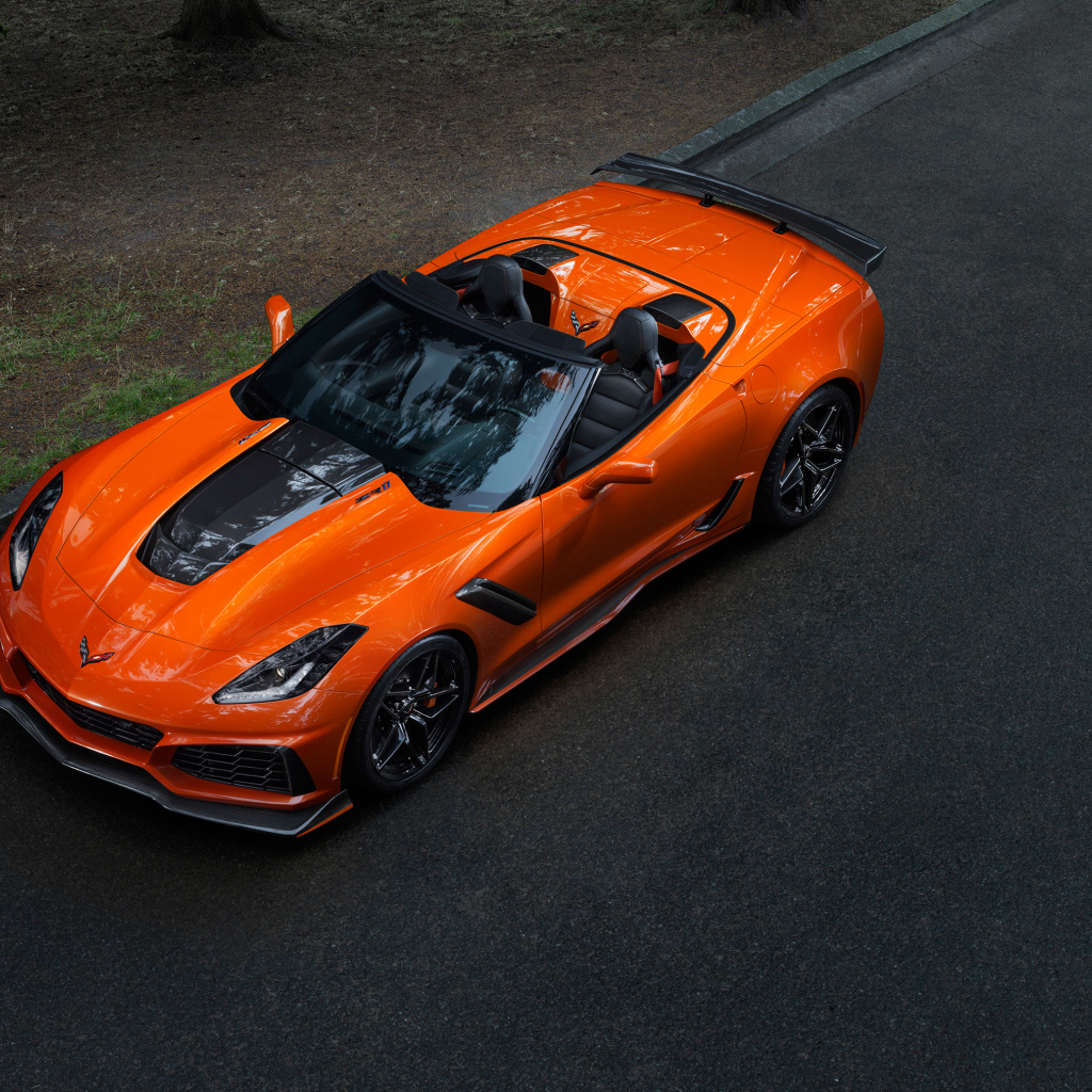 Оранжевый автомобиль кабриолет Chevrolet Corvette ZR1, 2019