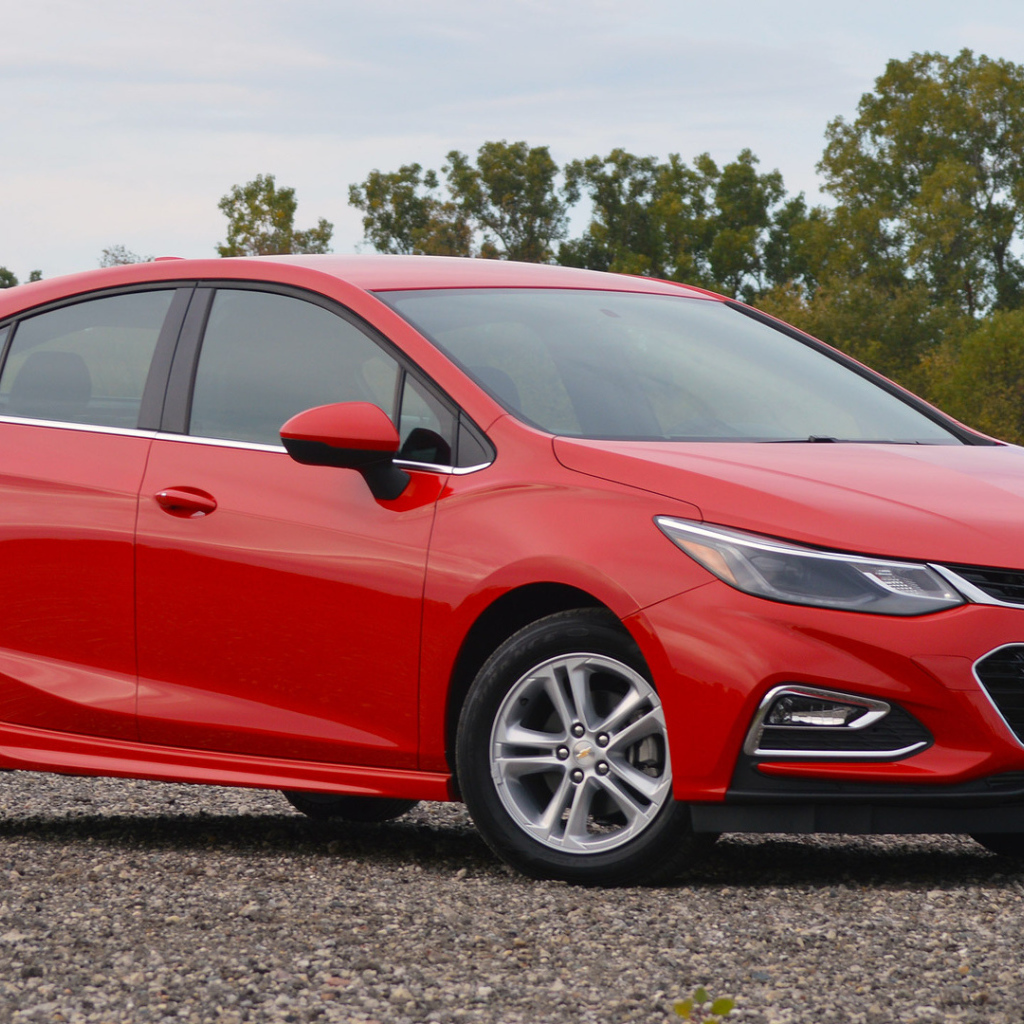Красный Chevrolet Cruze Hatchback 2017 года 