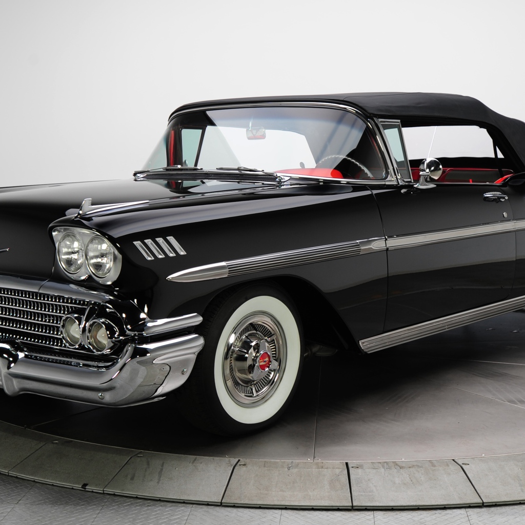 Черный ретро автомобиль Chevrolet Impala Convertible 1958