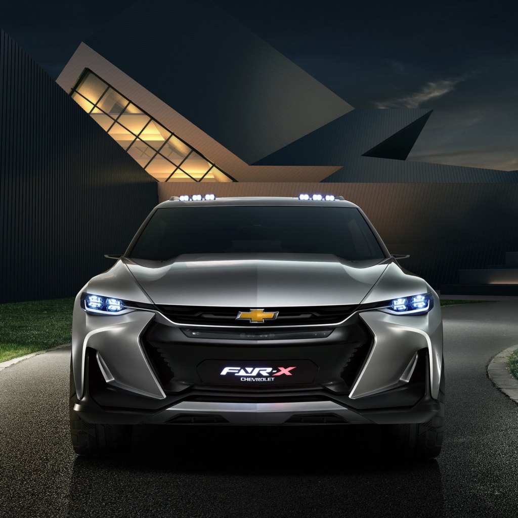 Серебристый автомобиль Chevrolet FNR-X вид спереди