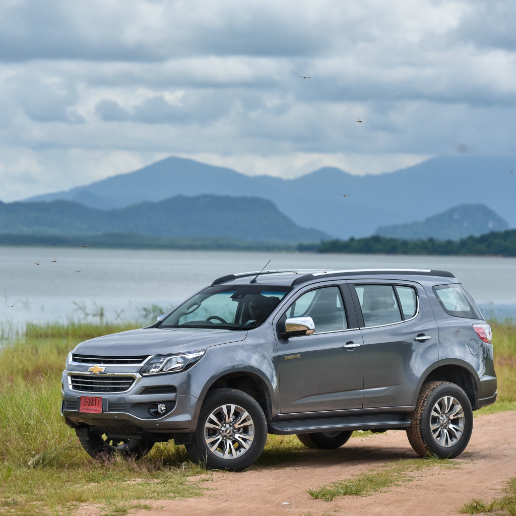 Серый автомобиль Chevrolet TrailBlazer, 2017 на фоне гор 