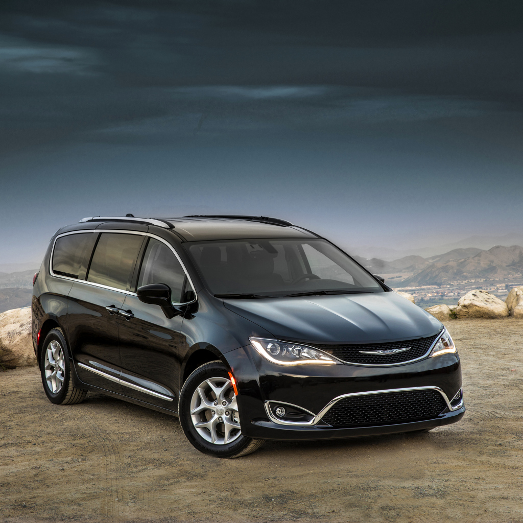 Черный стильный автомобиль Chrysler Pacifica Touring-L Plus, 2017 