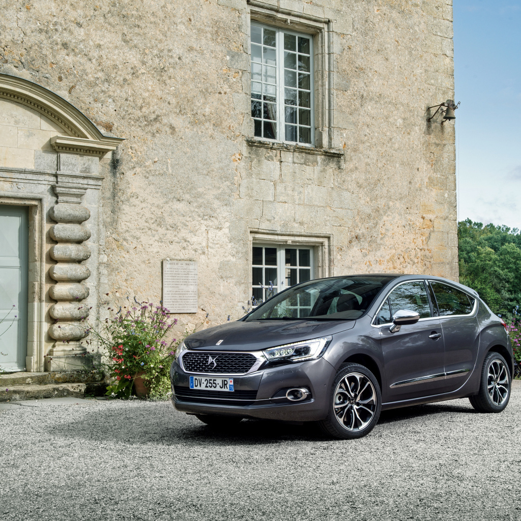 Серебристый автомобиль Citroen DS4 у дома 