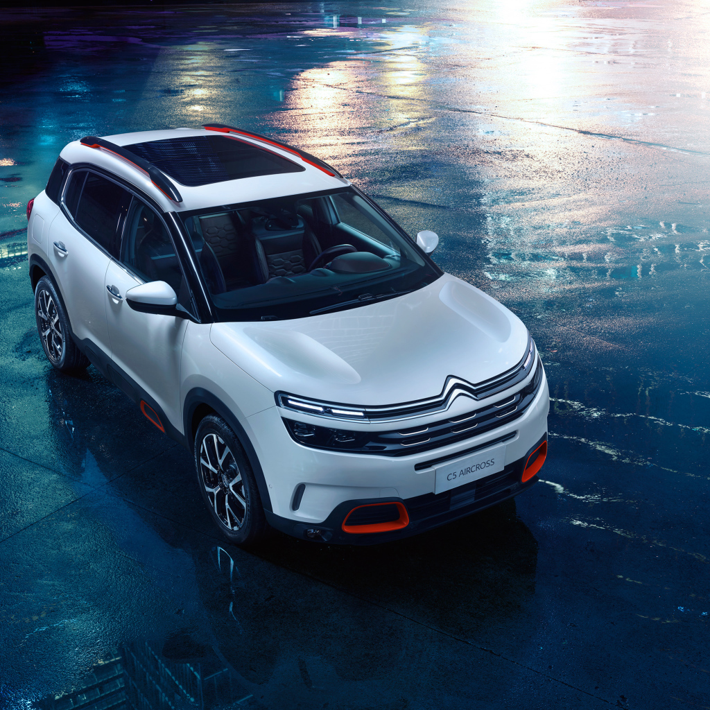 Серебристый кроссовер Citroen C5 Aircross на мокром асфальте