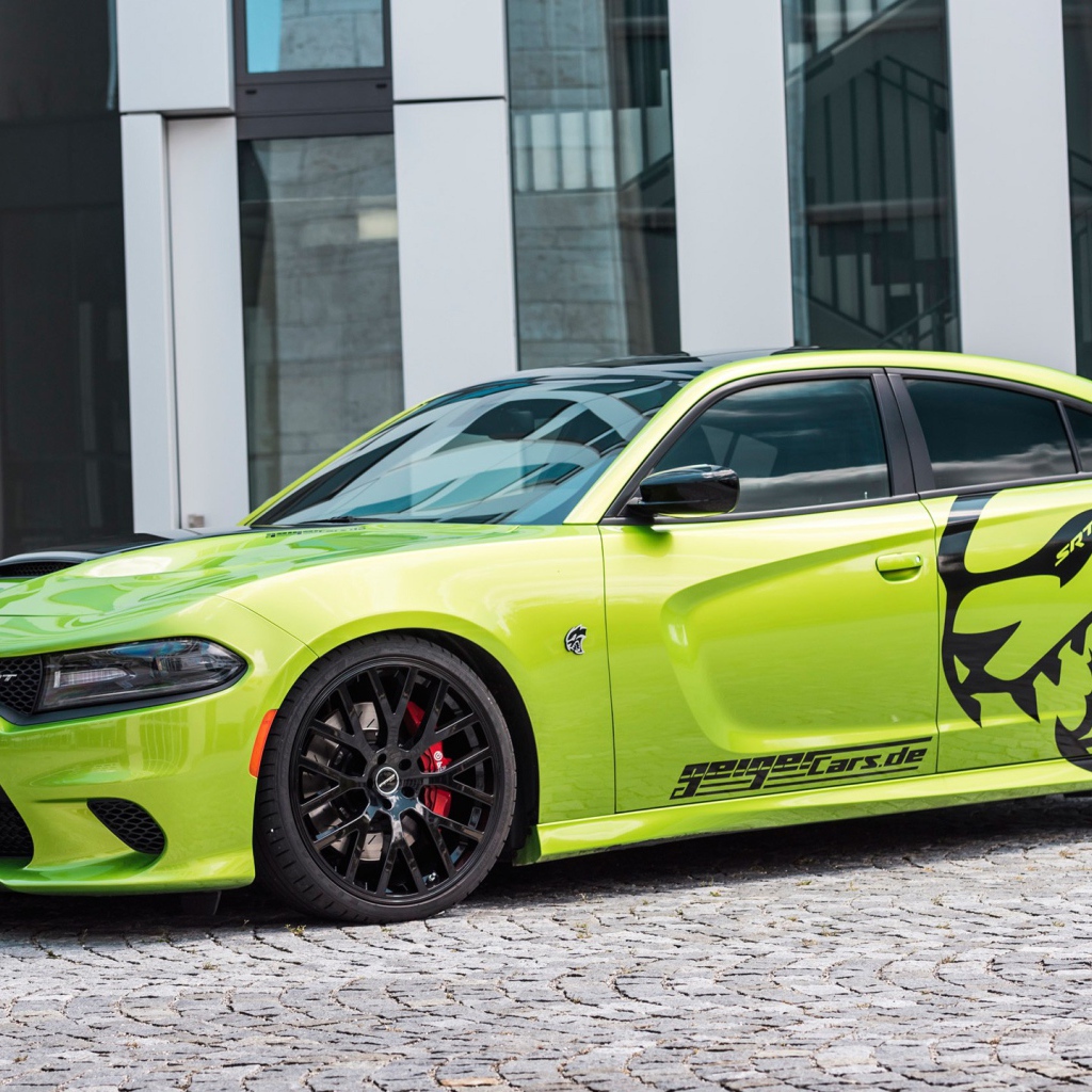 Зеленый автомобиль Dodge Charger SRT 