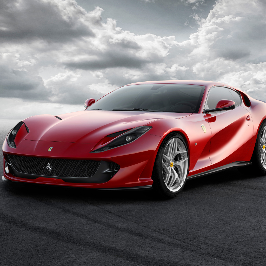 Красивый красный автомобиль  Ferrari 812 Superfast, 2017 