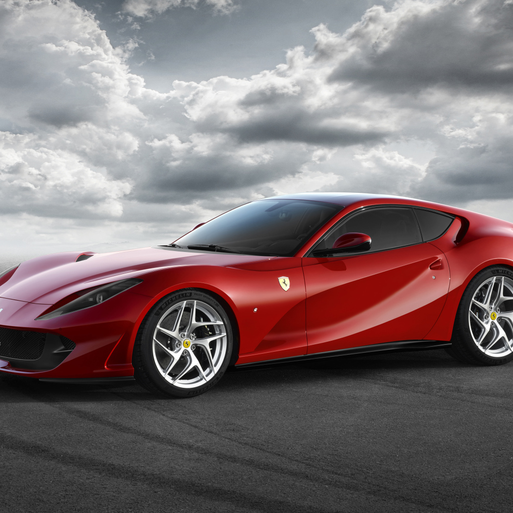 Бордовый спорткар Ferrari 812 Superfast, 2017 