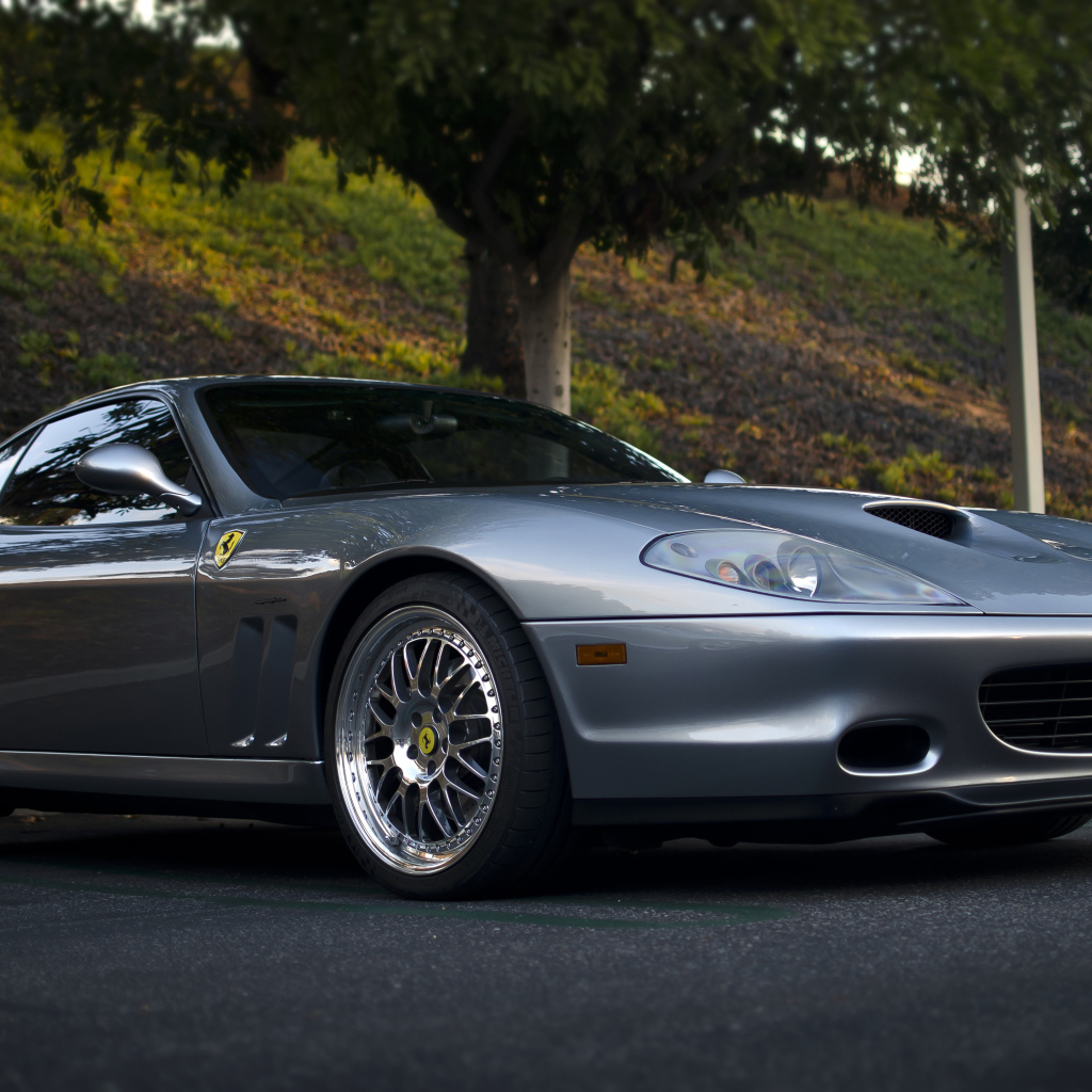 Серебристый автомобиль Ferrari 575M Maranello 