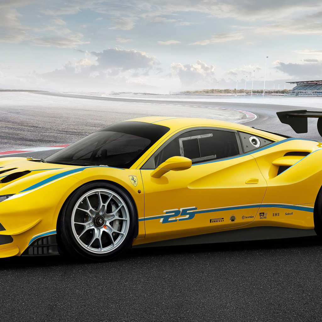 Желтый спортивный автомобиль  Ferrari 488 Challenge 2017 