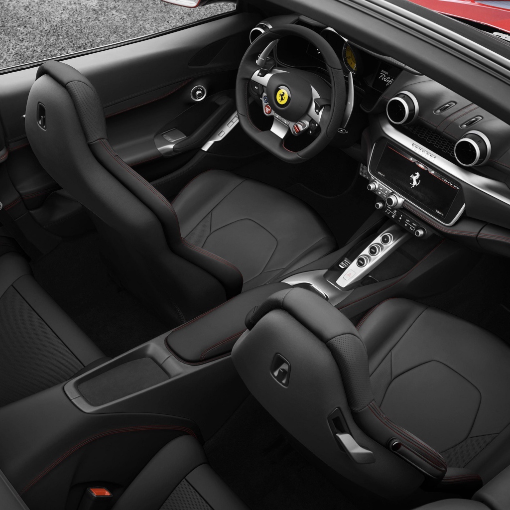 Черный кожаный салон автомобиля Ferrari Portofino, 2018