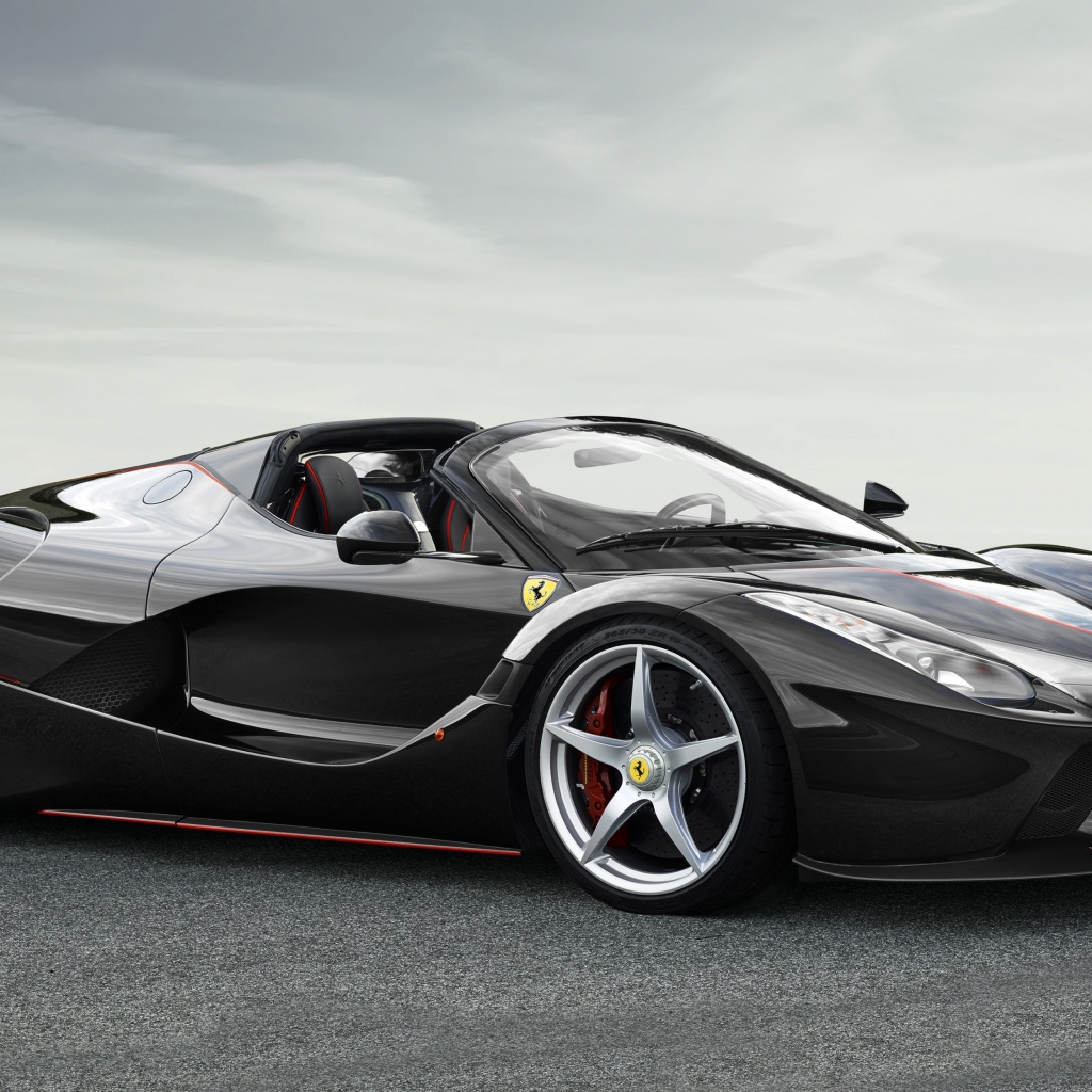 Черный спортивный автомобиль Ferrari LaFerrari Aperta