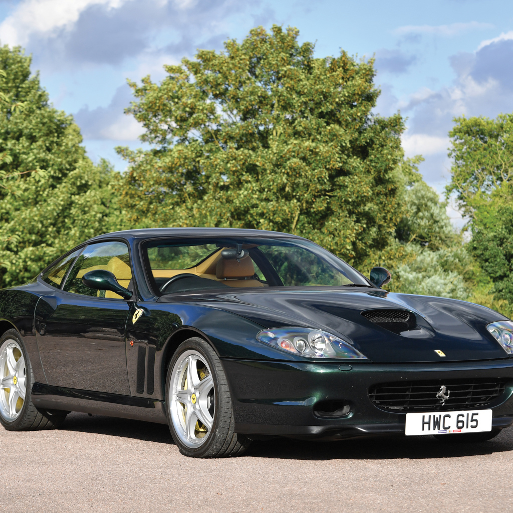 Быстрый черный автомобиль Ferrari 575M Maranello 