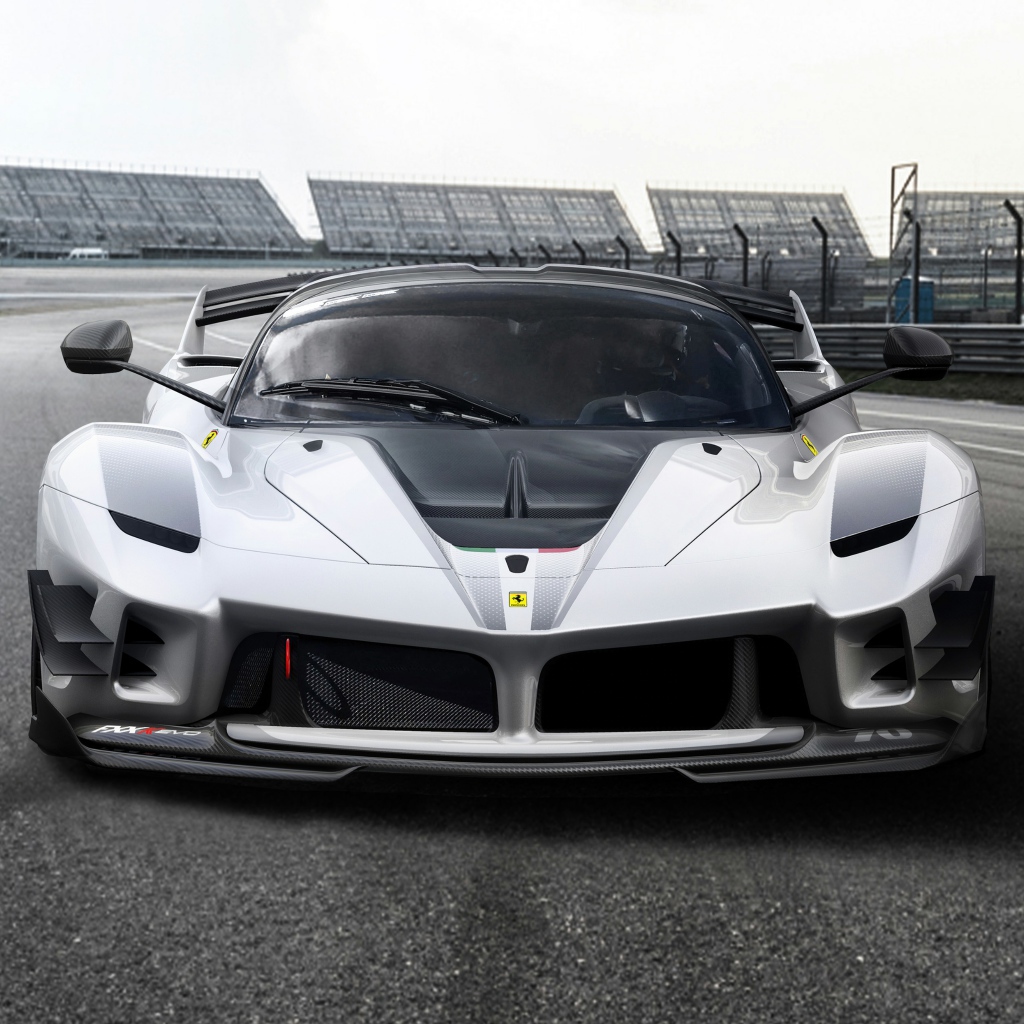 Гоночный автомобиль  Ferrari FXX-K Evo, 2018 на трассе