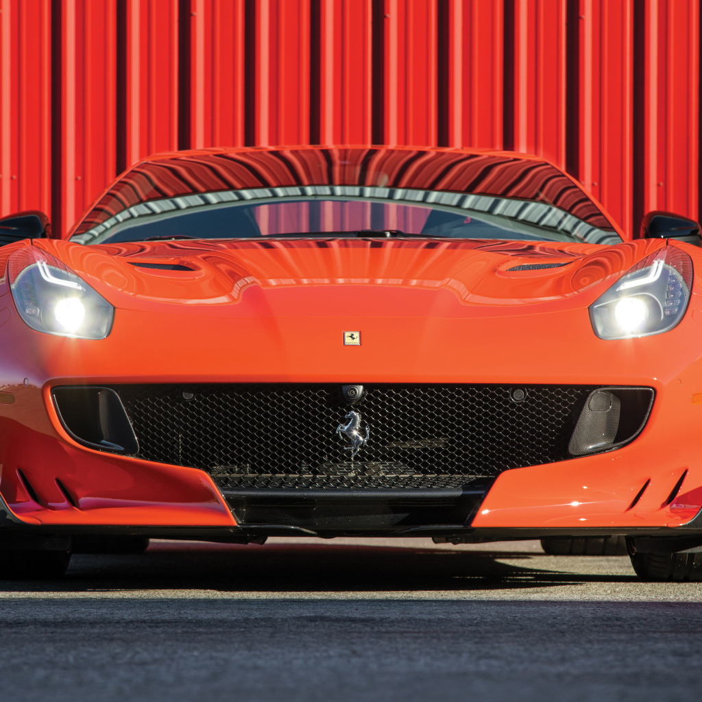 Красный блестящий автомобиль  Ferrari F12tdf