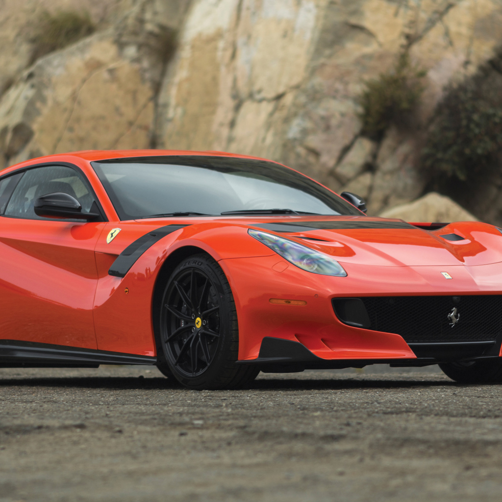 Красный спортивный автомобиль Ferrari F12tdf, 2017 у скалы