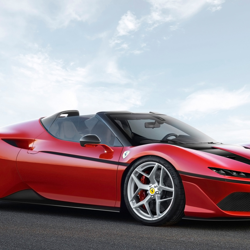 Красный спортивный автомобиль Ferrari J50