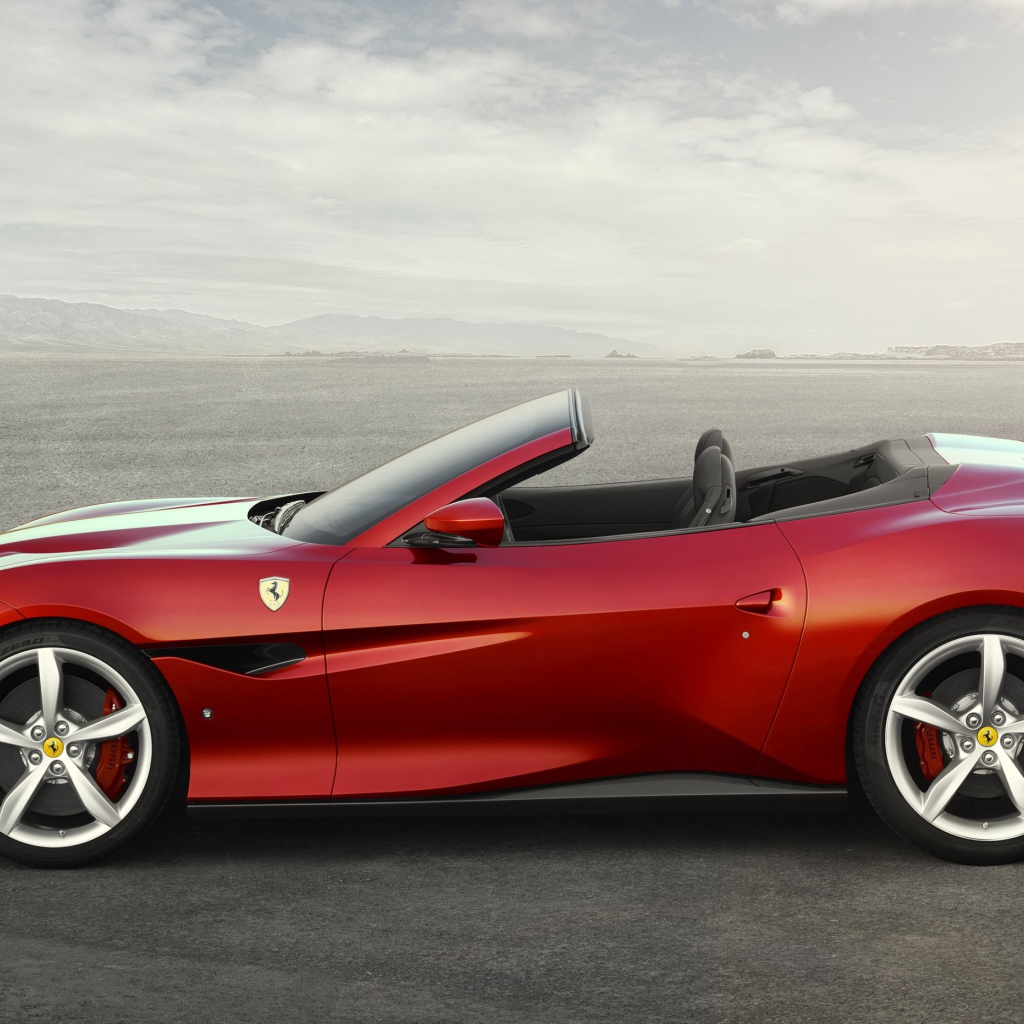 Красный спортивный автомобиль Ferrari Portofino, 2018