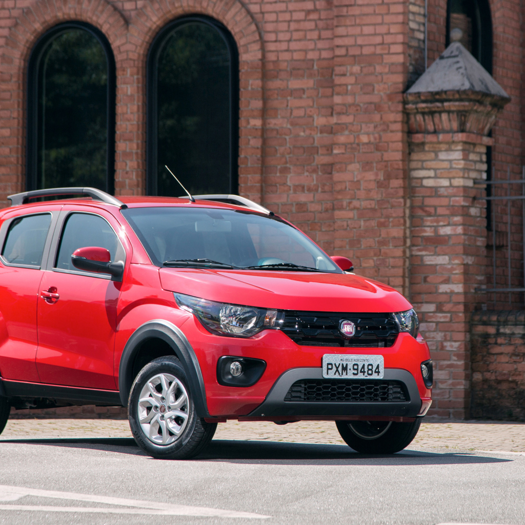 Красный автомобиль Fiat Mobi Way у здания