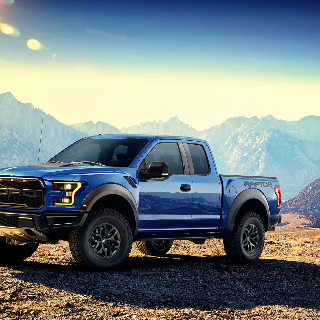 Синий пикап  Ford F-150 Raptor, 2017 на фоне гор 