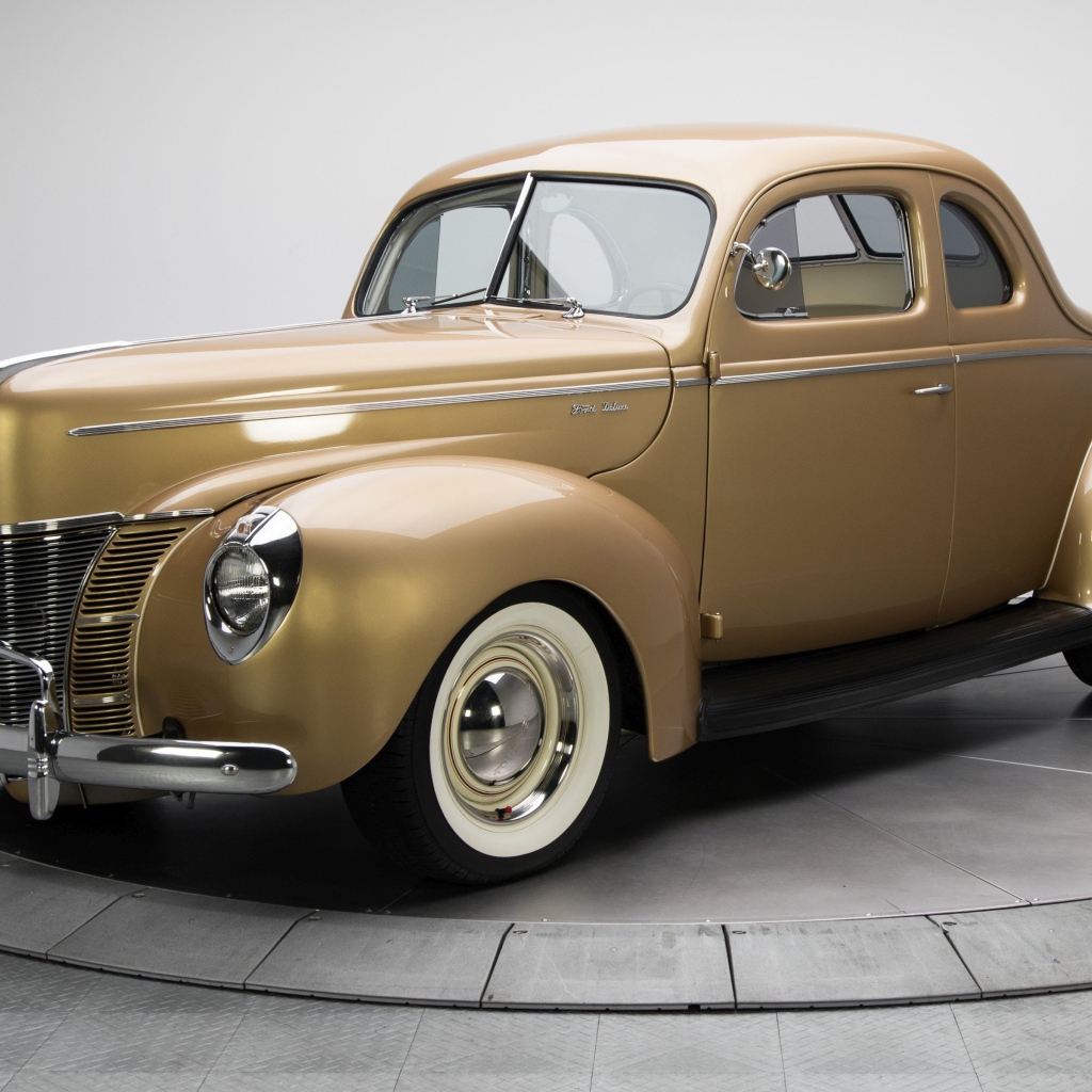 Коричневый ретро автомобиль Ford V8 Deluxe Coupe 1940